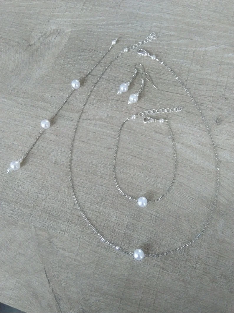 Parure mariee perles nacrées blanches chaine fine argentée collier bracelet boucles d’oreilles Bijoux mariage Bijoux mariee
