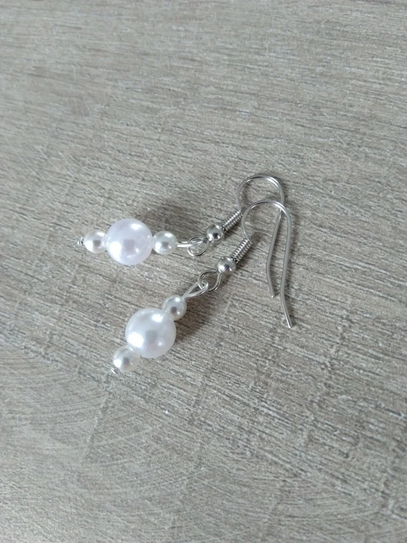 Parure mariee perles nacrées blanches chaine fine argentée collier bracelet boucles d’oreilles Bijoux mariage Bijoux mariee