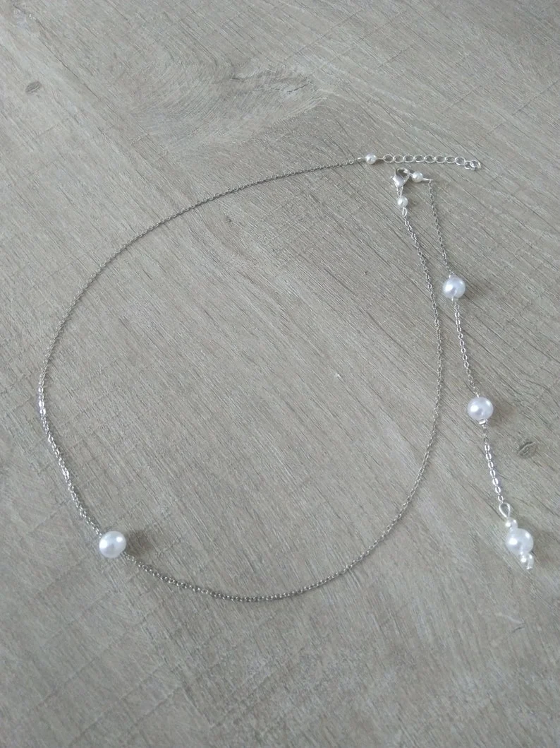Parure mariee perles nacrées blanches chaine fine argentée collier bracelet boucles d’oreilles Bijoux mariage Bijoux mariee