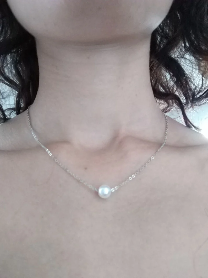 Parure mariee perles nacrées blanches chaine fine argentée collier bracelet boucles d’oreilles Bijoux mariage Bijoux mariee
