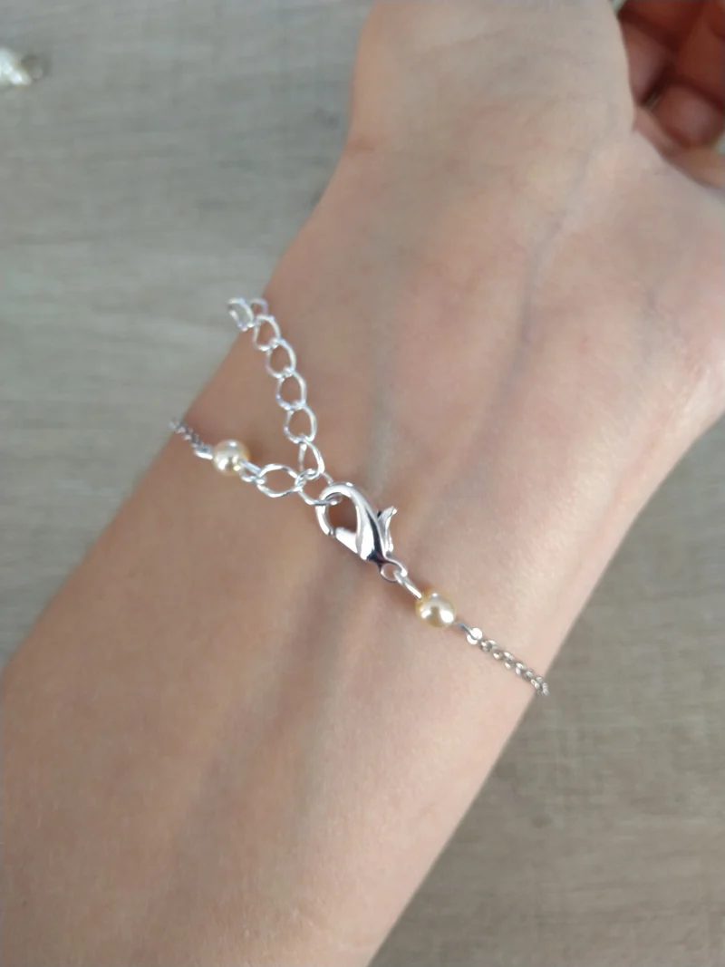 Bracelet perles nacrées ivoires chaine fine argentée Bijoux mariage Bijoux mariee