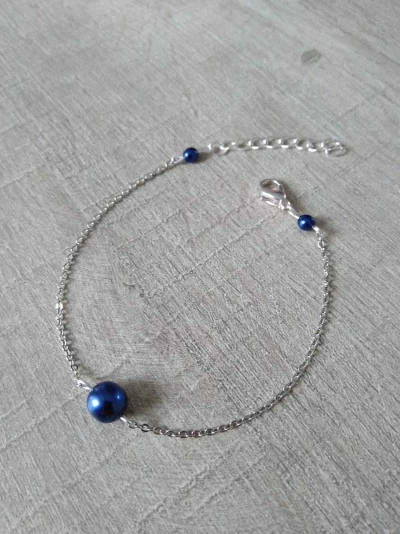 Bracelet perles nacrées bleu marine chaine fine argentée Bijoux mariage Bijoux mariee