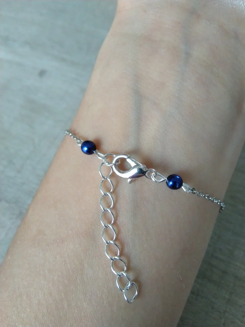 Bracelet perles nacrées bleu marine chaine fine argentée Bijoux mariage Bijoux mariee