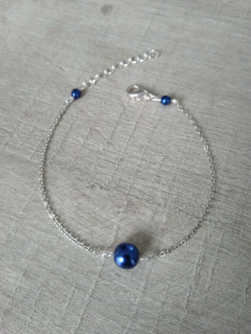 Bracelet perles nacrées bleu marine chaine fine argentée Bijoux mariage Bijoux mariee