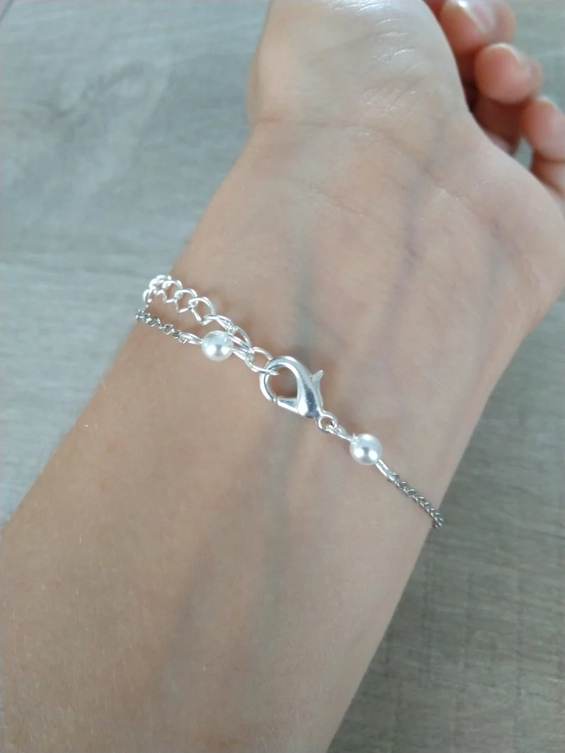 Bracelet perles nacrées blanches chaine fine argentée Bijoux mariage Bijoux mariee