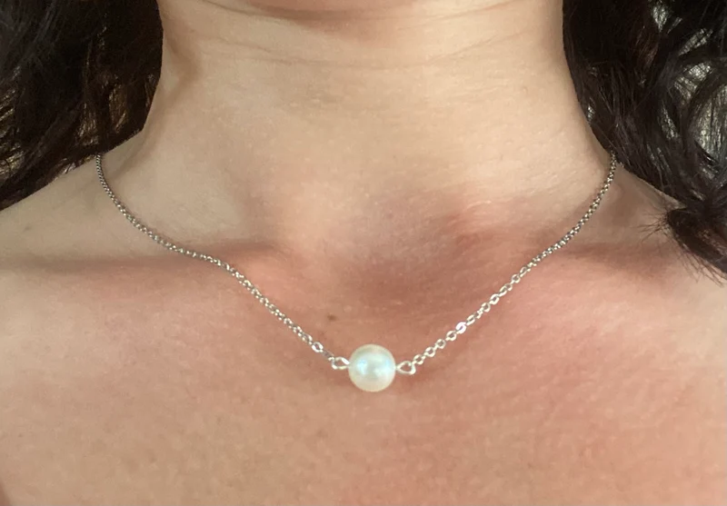 Collier mariee Collier de dos perles nacrées blanches chaine fine argentée Bijoux mariage Bijoux mariee