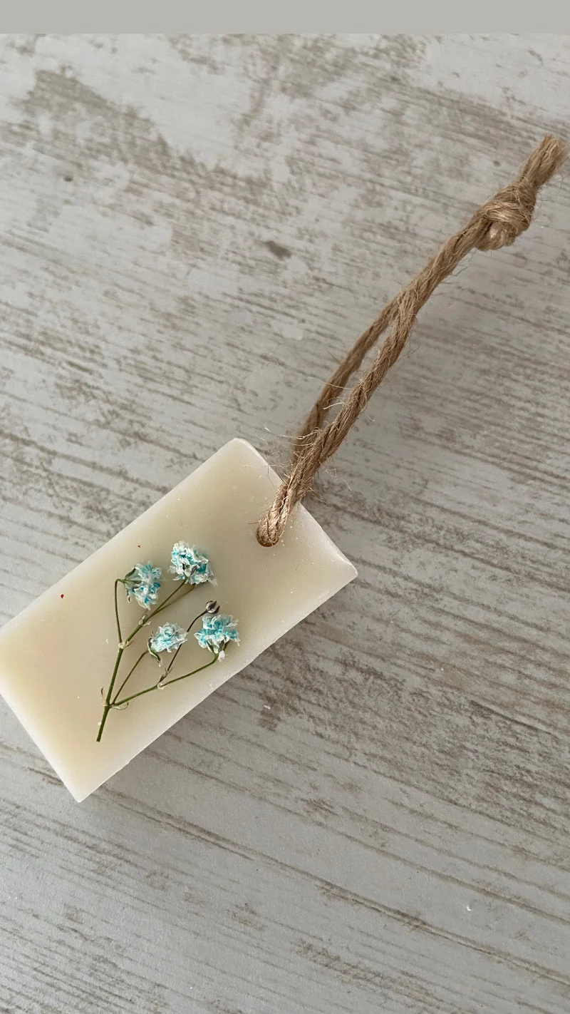 Suspension parfumée fleur de coton fleurs séchées gypsophile Tablette parfumée en cire de soja et parfum de Grasse Idée cadeau invités mariage