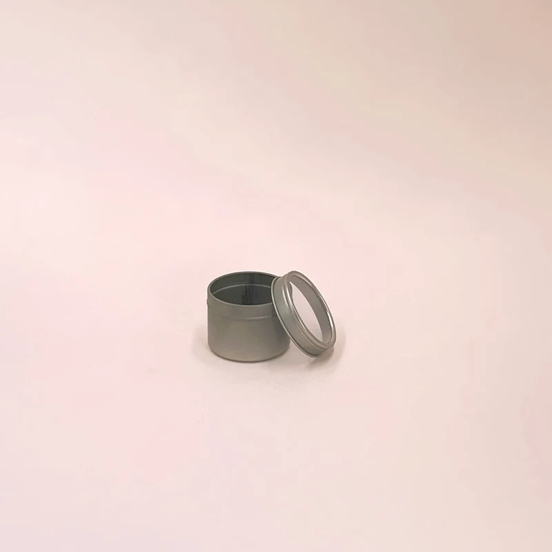 Boîte métallique argentée avec couvercle transparent 60ml