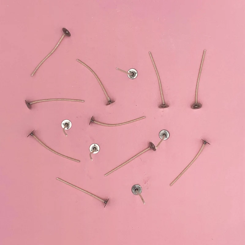 Mèche en coton pré-cirée sur socle pour bougies T18/10