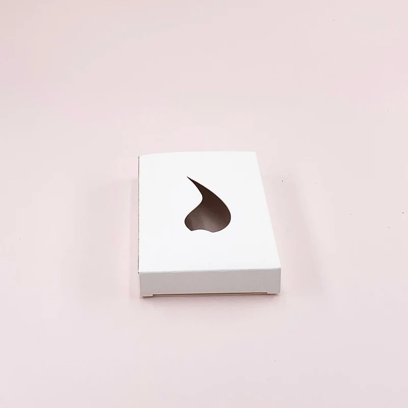 Boîte blanche pour 6 bougies chauffe-plats avec découpe flamme