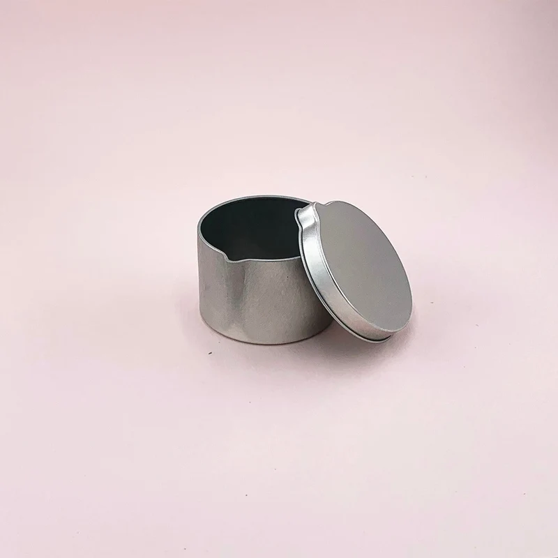 Boîte métallique grise avec bec verseur 100 ml