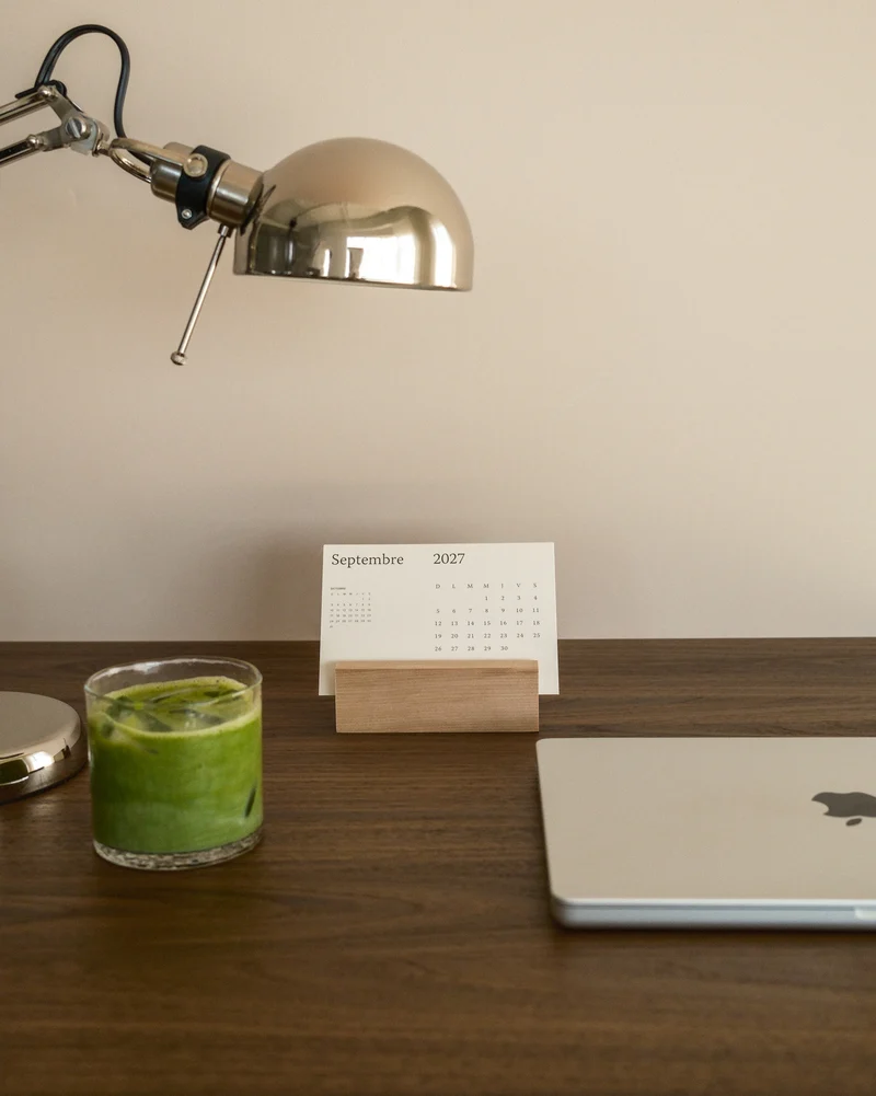 Calendrier de bureau en merisier — 2027