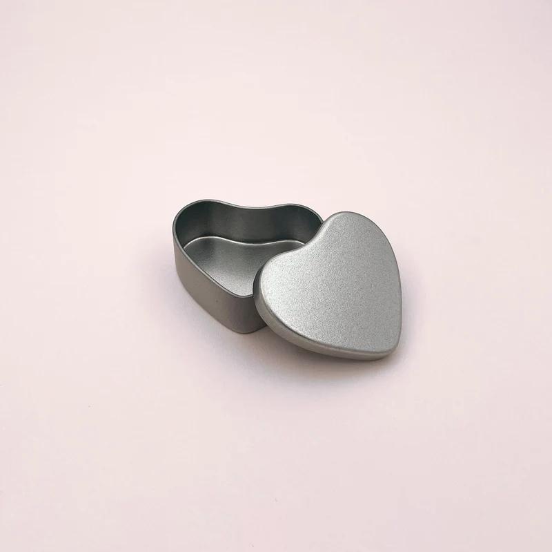 Boîte métal coeur argenté avec couvercle 50 ml