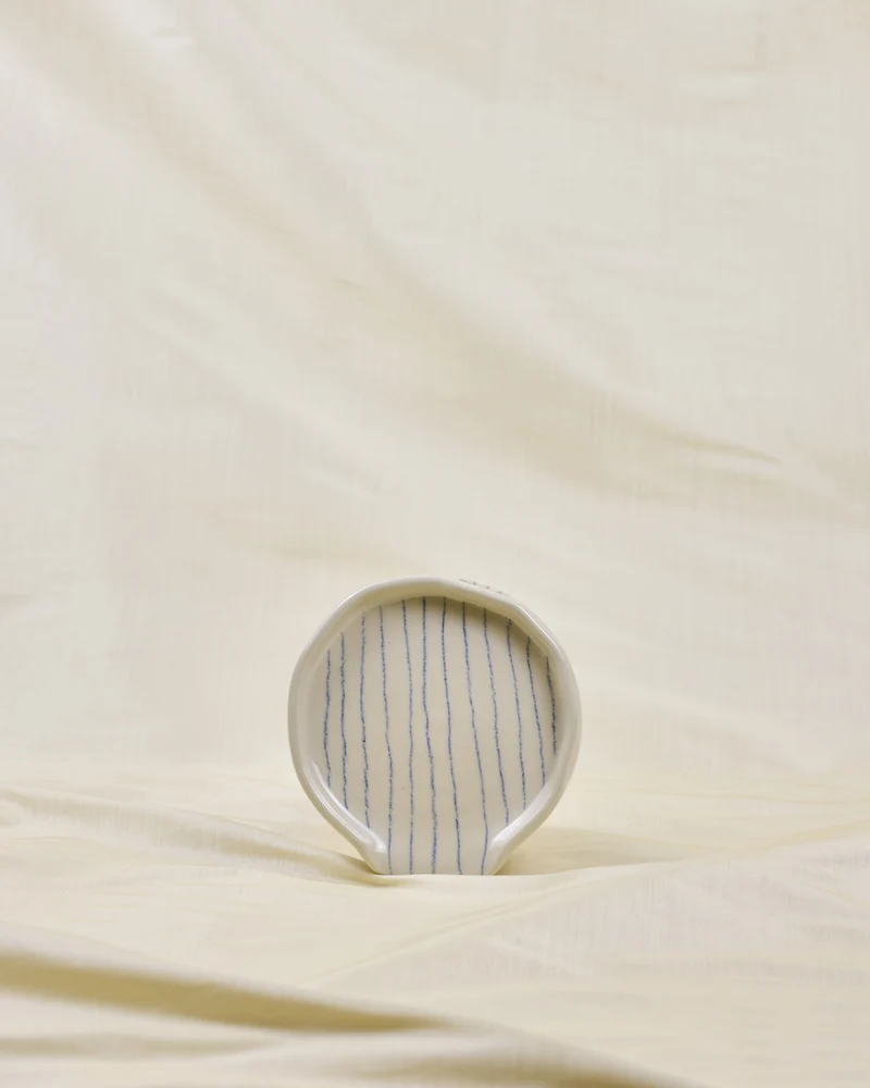 Repose-cuillère en céramique ligné — Collection éphémère