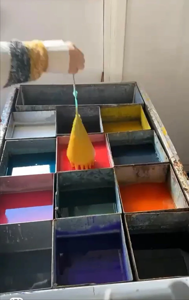 Additivo per cera per la preparazione dei bagni di colore