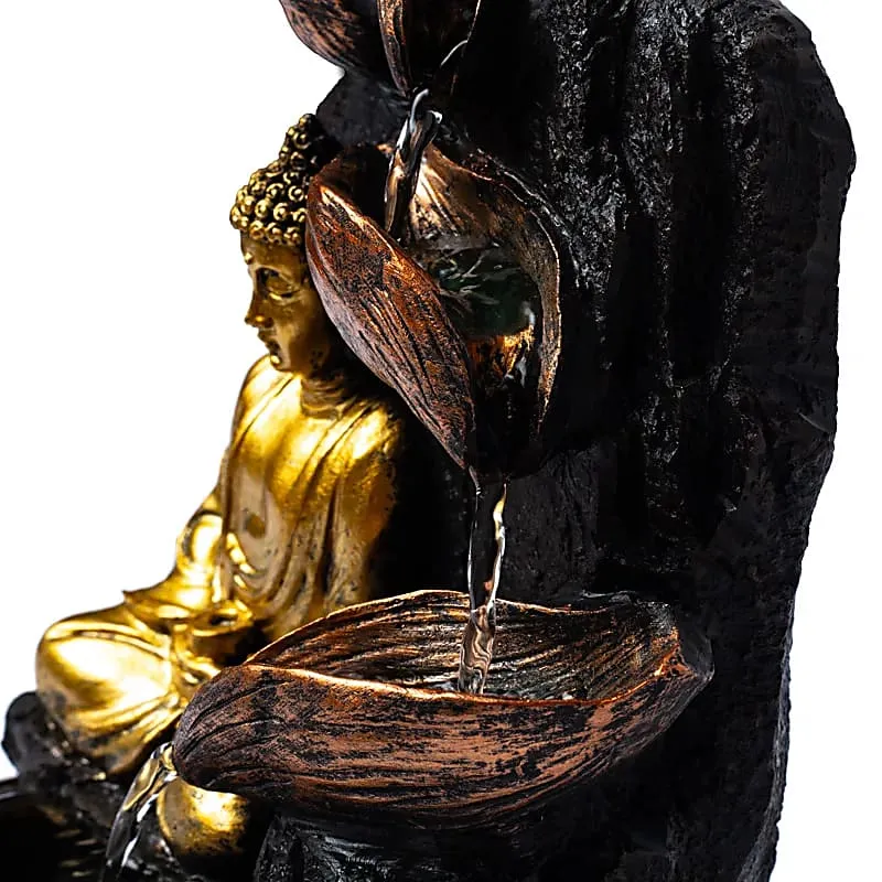 Mediterende boeddha met lotus waterfontein