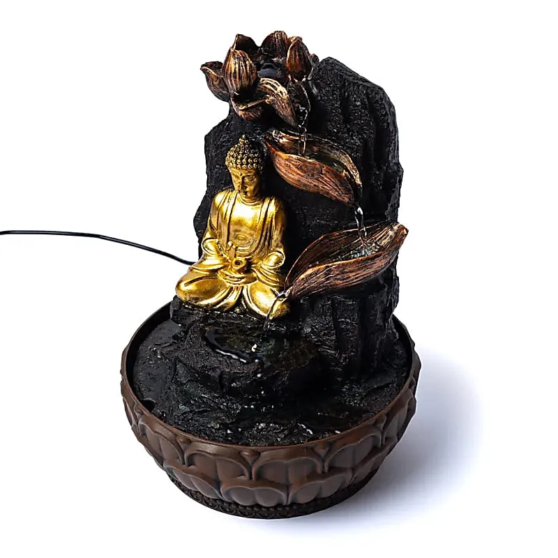 Mediterende boeddha met lotus waterfontein