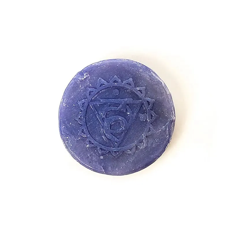 Holy Lama zeep keel chakra in palmblad