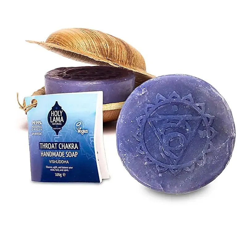 Holy Lama zeep keel chakra in palmblad