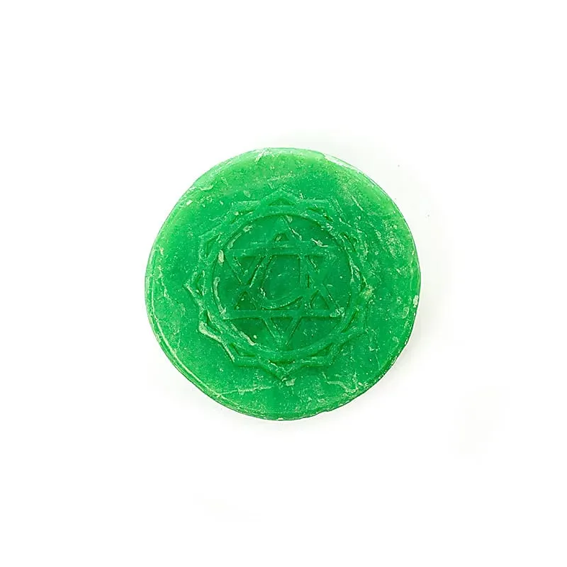 Holy Lama zeep hart chakra in palmblad