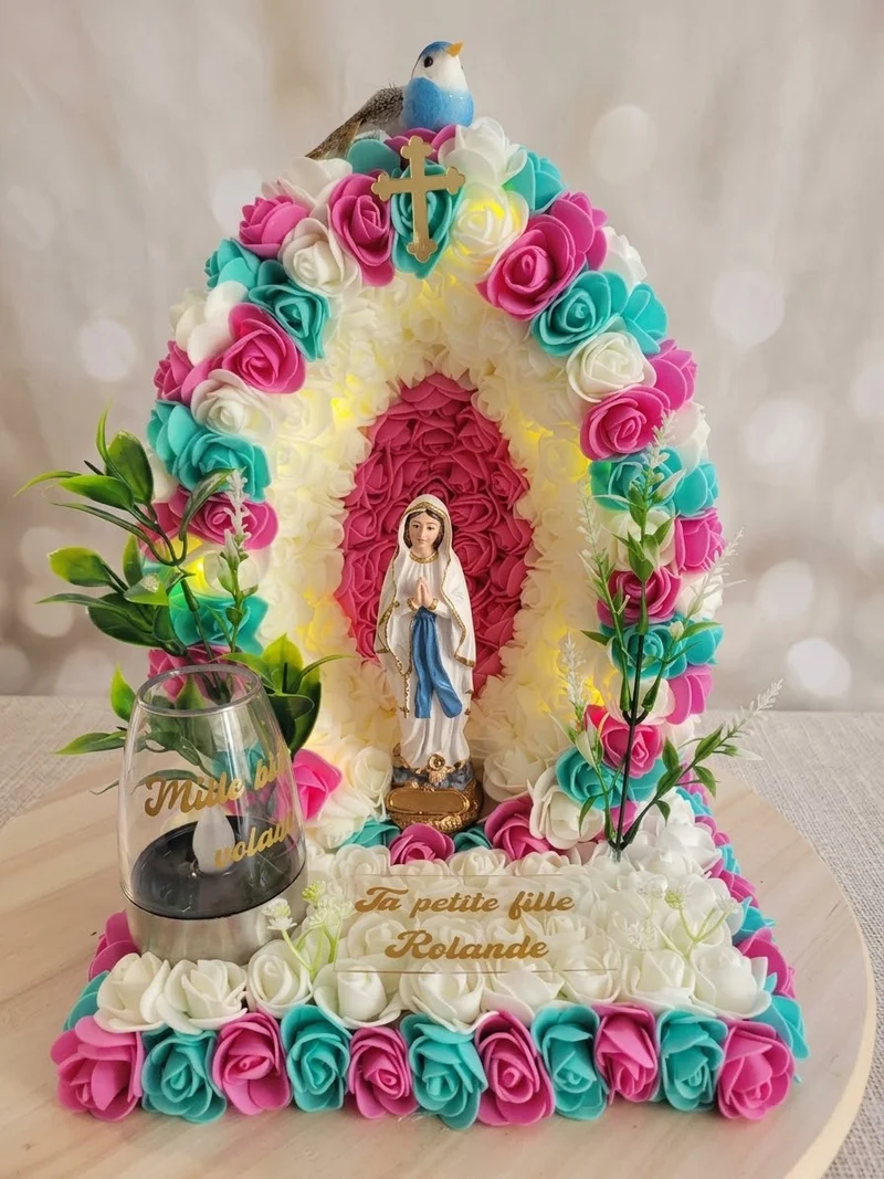 Grotte de la vierge avec guirlande et bougie solaire