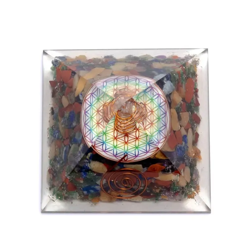 Bloem des levens chakra piramide met kristalpunt