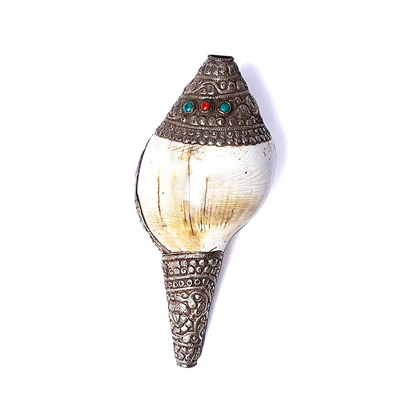 Rituele witte schelp met metaaldecoratie Puja