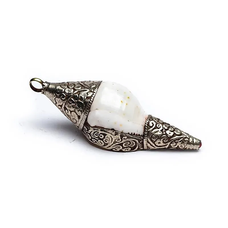 Rituele schelp hanger met witmetaal