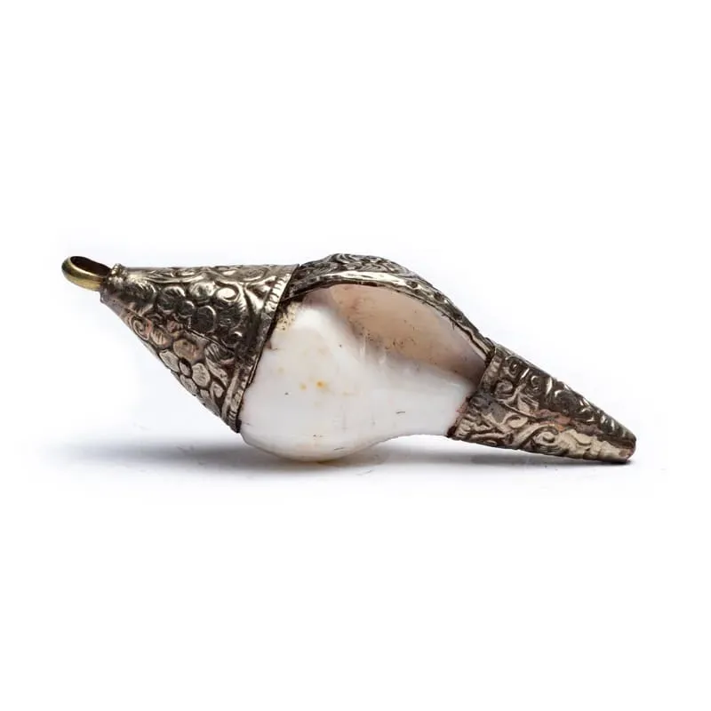 Rituele schelp hanger met witmetaal