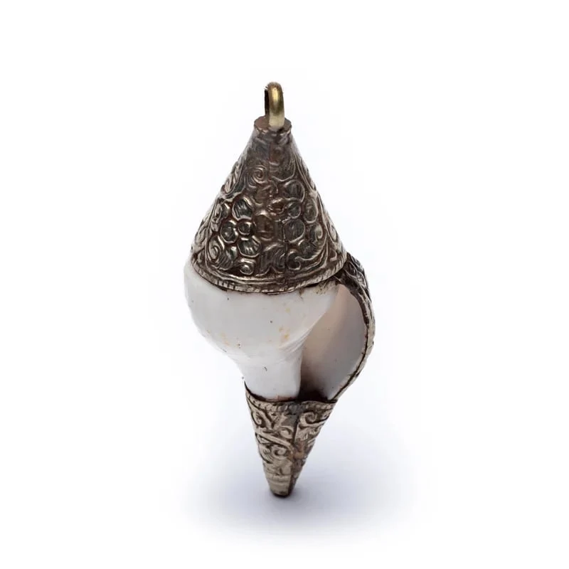 Rituele schelp hanger met witmetaal