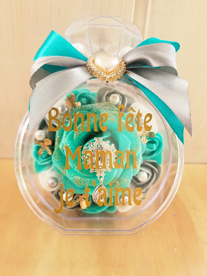 Bouteille diamant avec fleurs en mousse