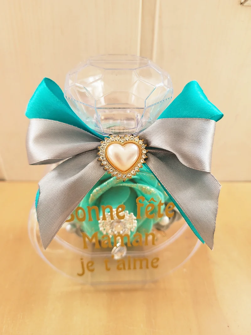 Bouteille diamant avec fleurs en mousse