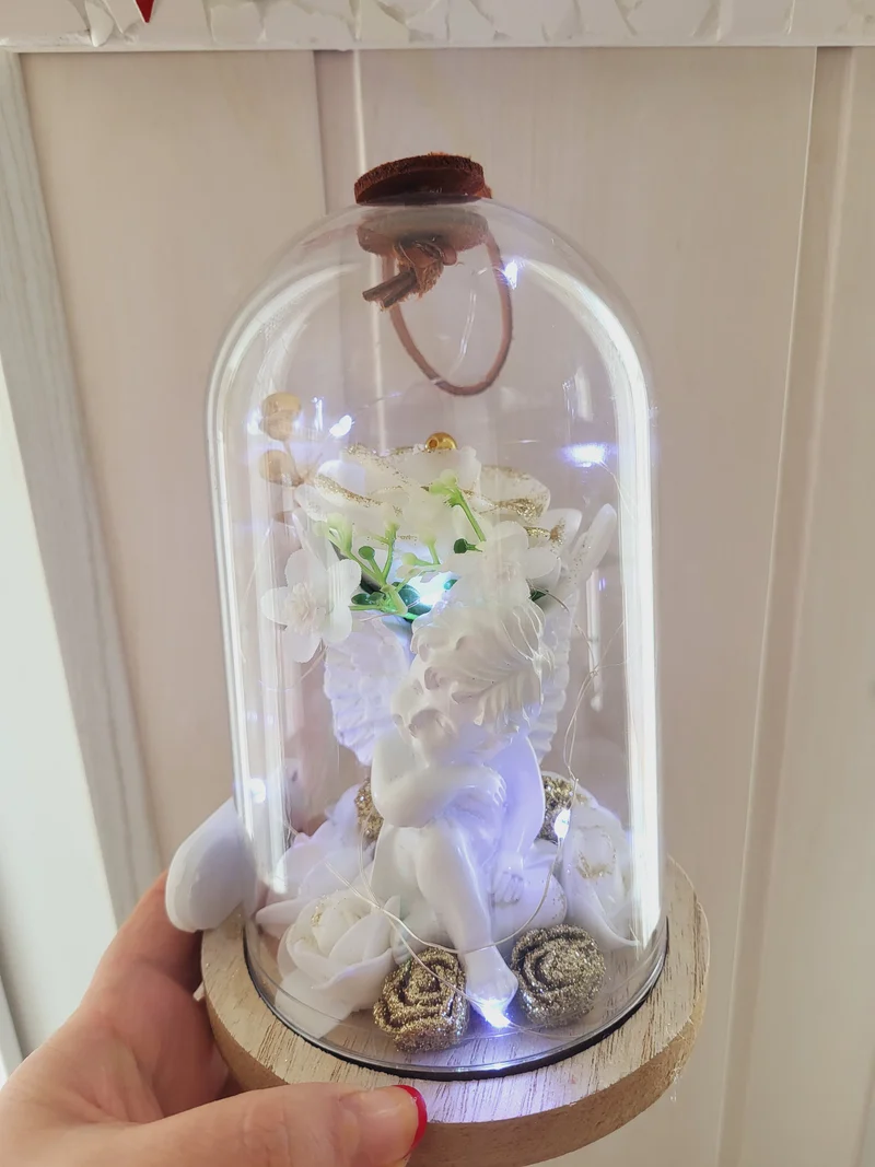 Cloche avec un ange pour l'intérieur