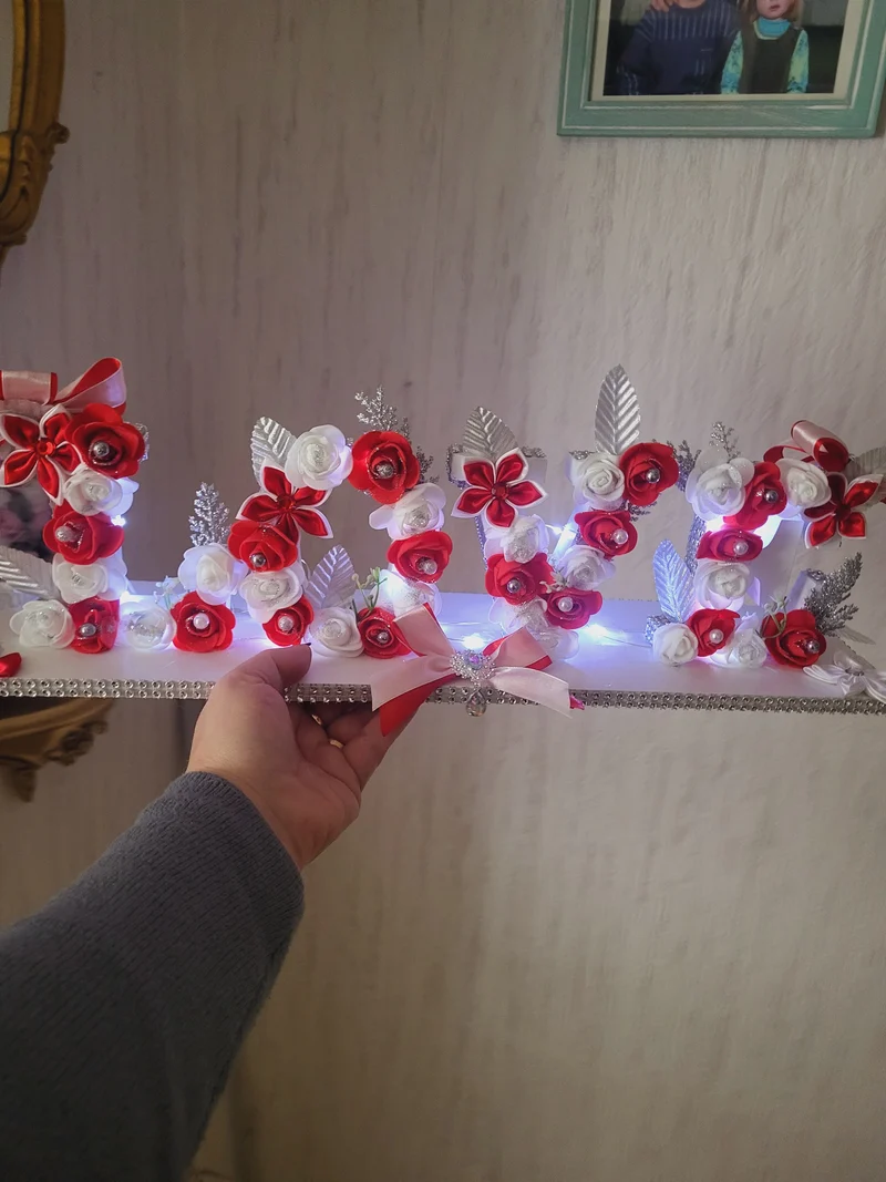 Mot LOVE sur support avec led