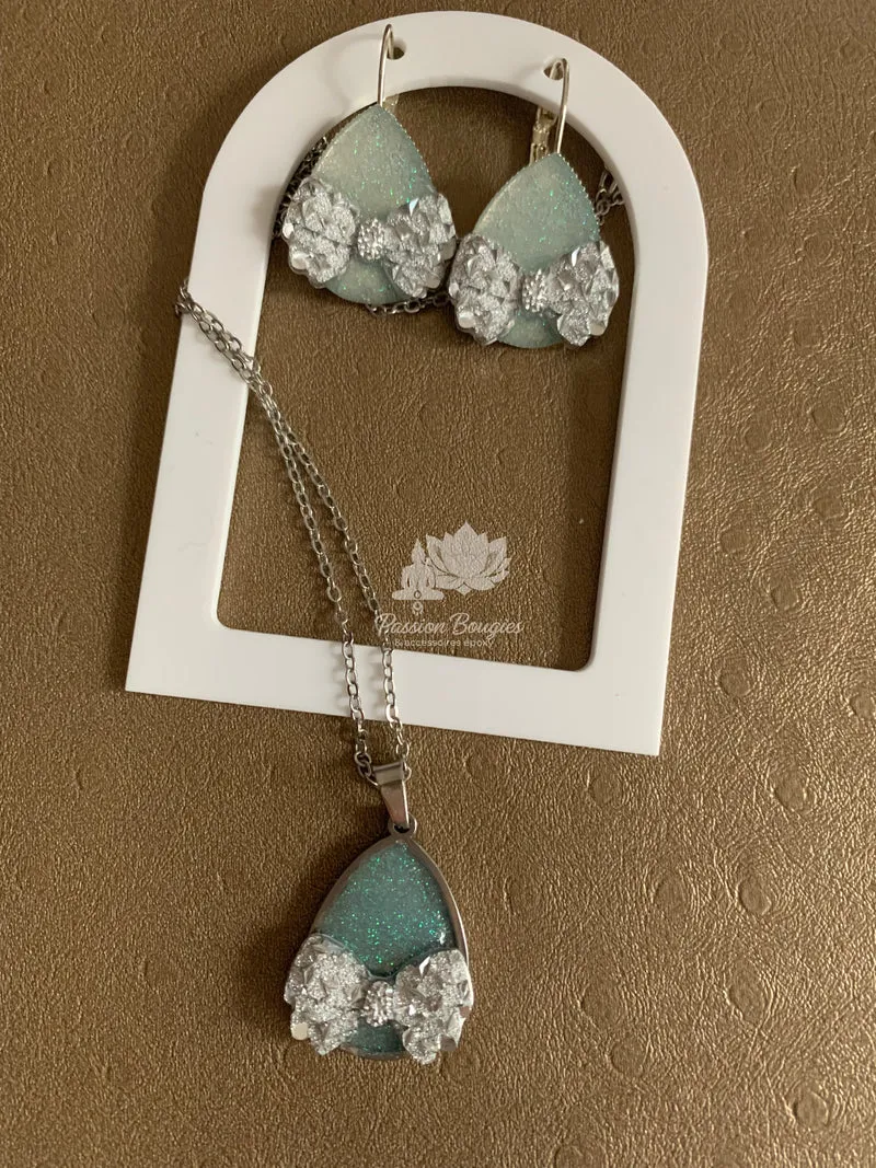 Parure collier et boucles d’oreilles noeud argenté