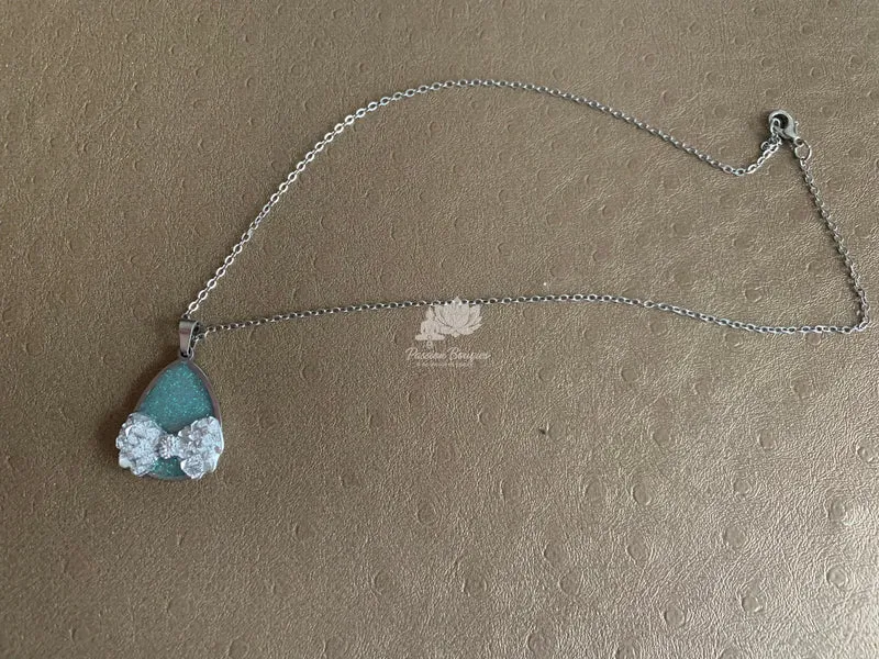 Parure collier et boucles d’oreilles noeud argenté