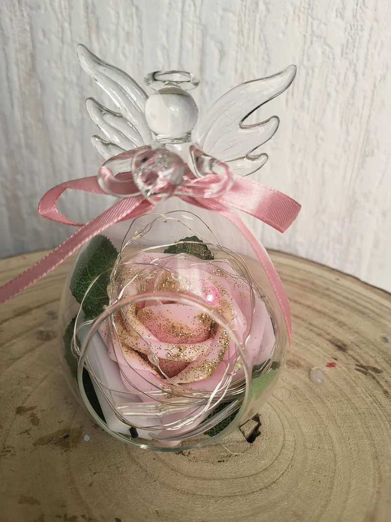 Ange en verre avec une rose