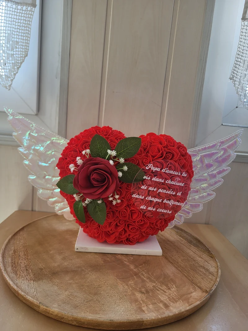 Coeur avec des ailles sur support pour monument funéraire