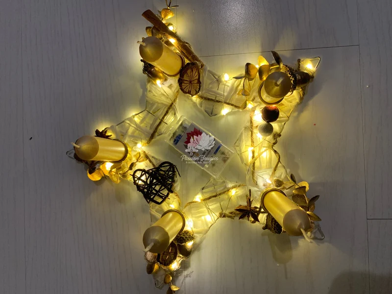 Centre de table étoile lumineuse avec bougies dorées