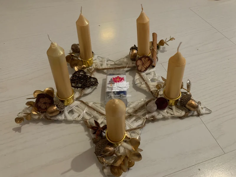 Centre de table étoile lumineuse avec bougies dorées