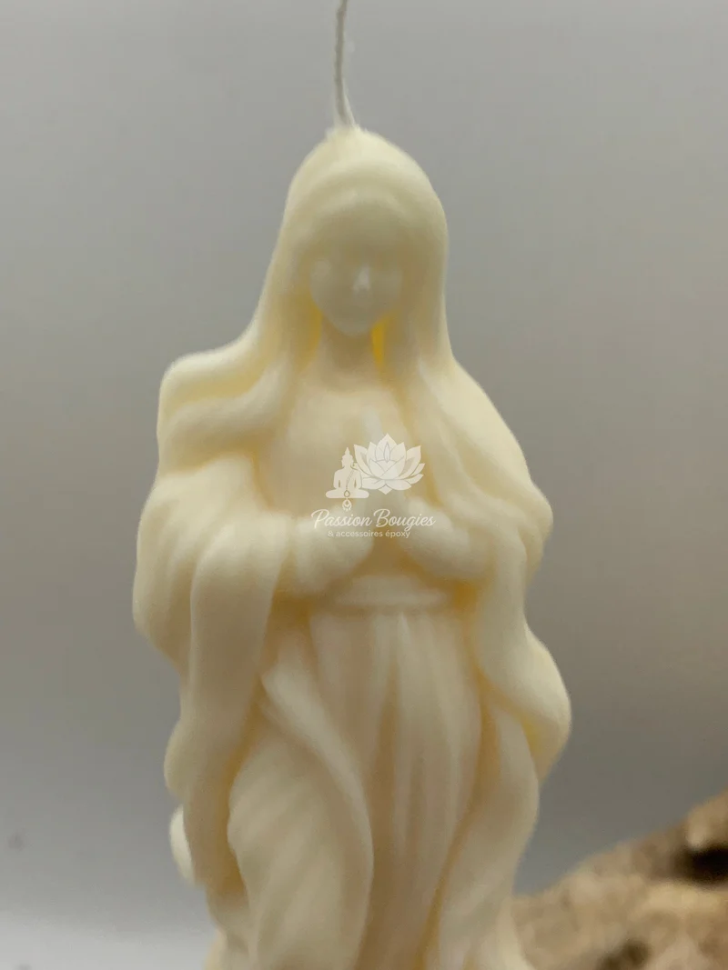 Vierge mains jointes