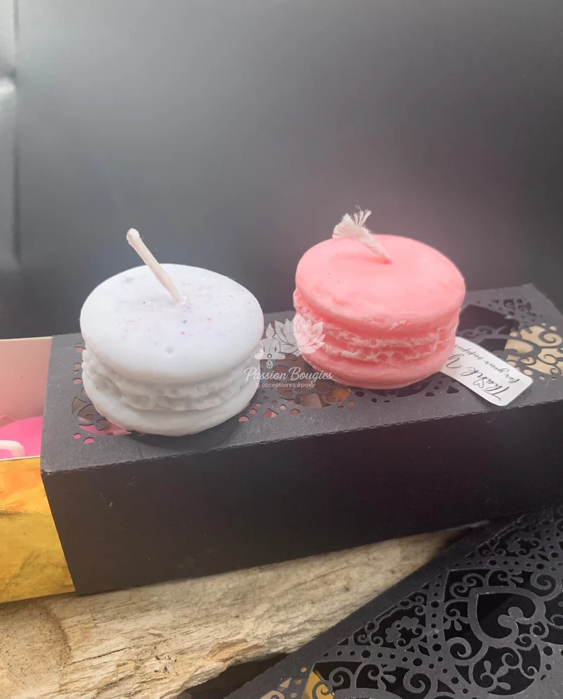 Coffret bougies macarons vendu dans son étui à dentelle papier.
