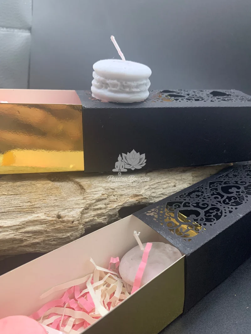 Coffret bougies macarons vendu dans son étui à dentelle papier.