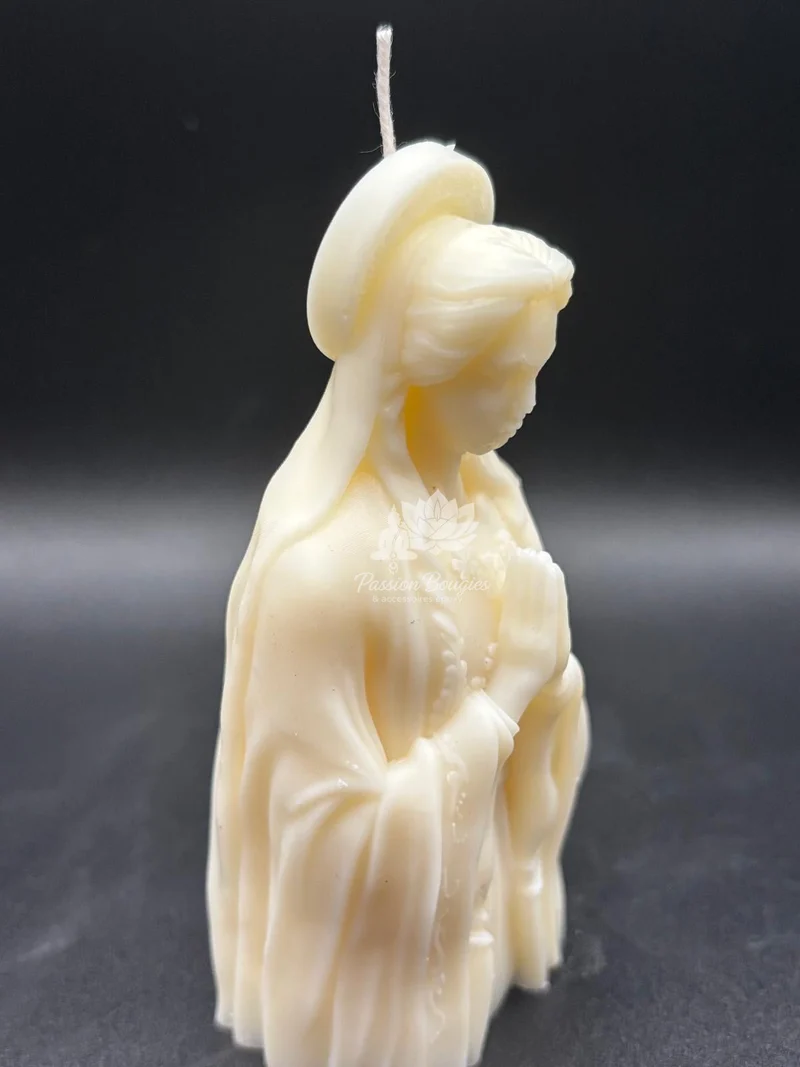 Vierge mains jointes avec couronne