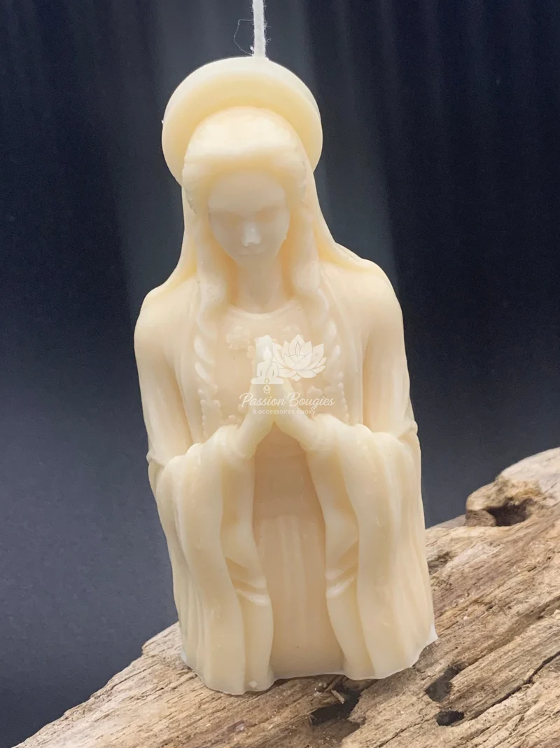 Vierge mains jointes avec couronne
