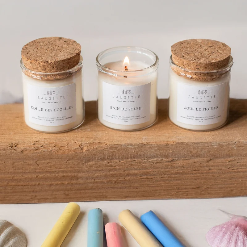 Coffret cadeau Merci Maîtresse, Maître, Nounou, ATSEM - 3 Bougies artisanales parfumées à la cire de soja naturelle - Colle des écoliers, Bain de soleil et Sous le figuier.