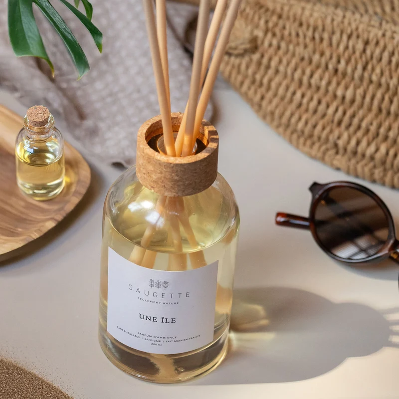 Une île - Diffuseur de parfum d’ambiance et ses 8 roseaux en fibre naturelle