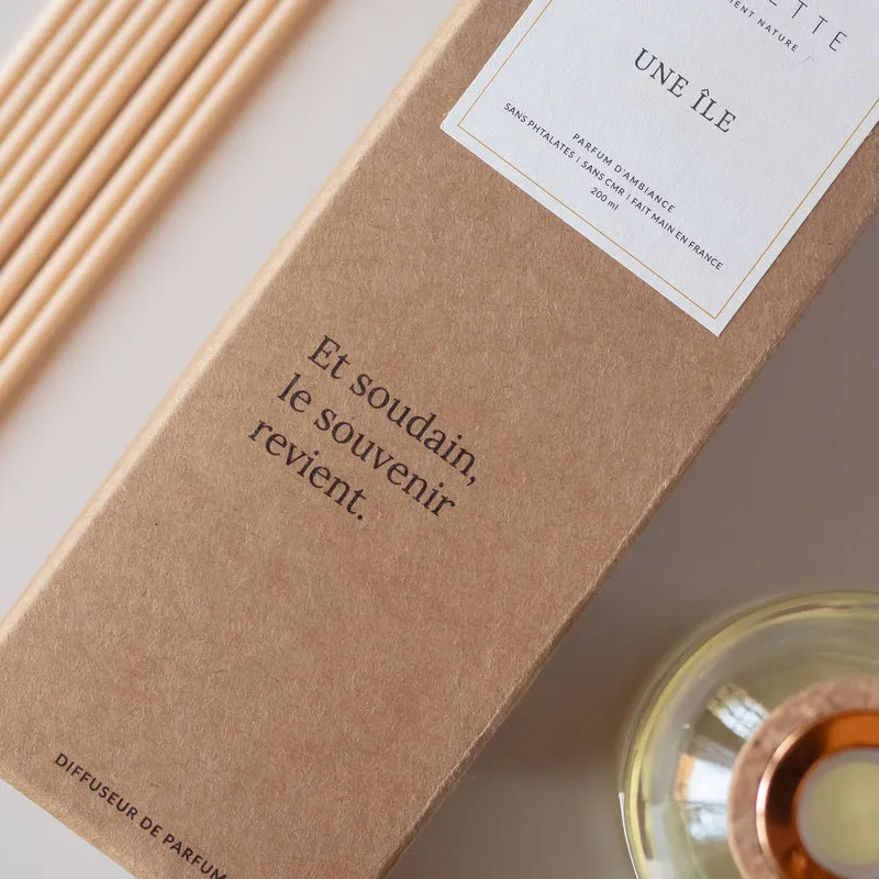 Une île - Diffuseur de parfum d’ambiance et ses 8 roseaux en fibre naturelle