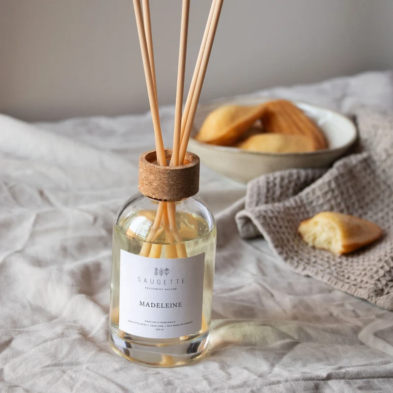 Madeleine - Diffuseur de parfum d’ambiance et ses 8 roseaux en fibre naturelle