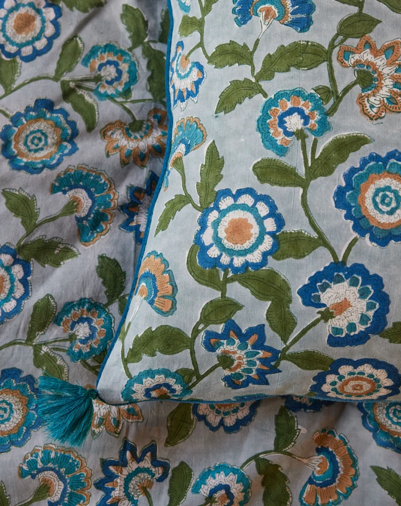 Coussin fleuri bleu